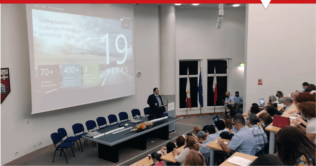 Francois Grech presenta a una platea di professionisti del settore medico il tema digital transformation nell'ambito dell'industria sanitaria